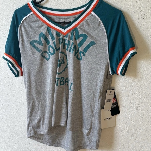 WEAR By Erin Andrews Women’s Medium Miami Dolphins Throwback V-Neck Shirt NWT - Picture 1 of 4